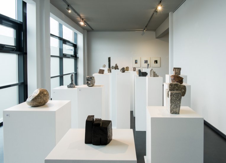 Peter Lewandowski – Skulptur und Collage, Installationsaufnahmen der Ausstellung.