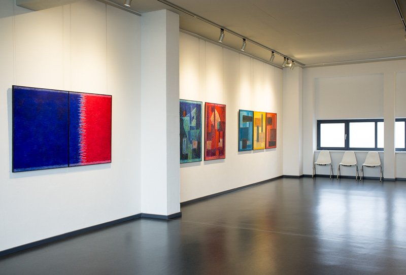 Installationsaufnahmen der Ausstellung Farbe und Raum mit Malereien von Heinz Wodzicka.