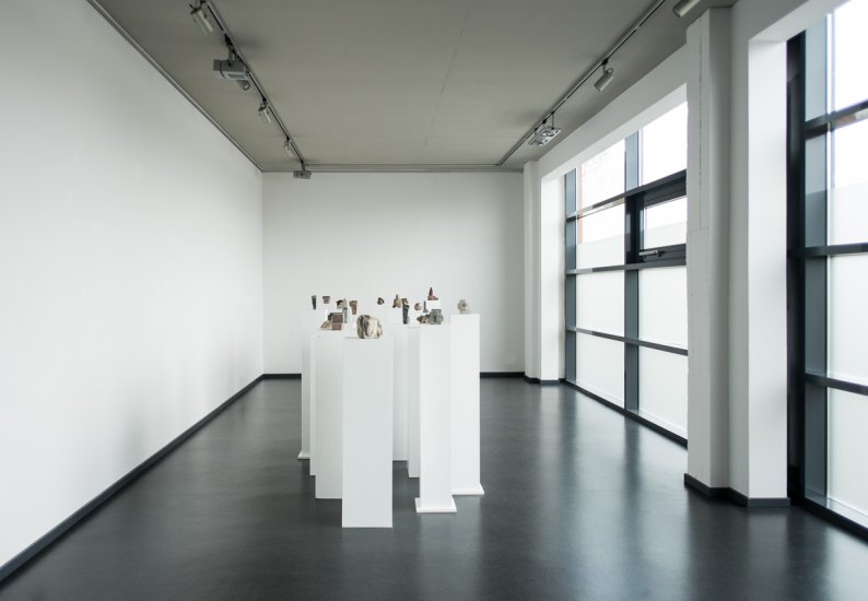 Peter Lewandowski – Skulptur und Collage, Installationsaufnahmen der Ausstellung.