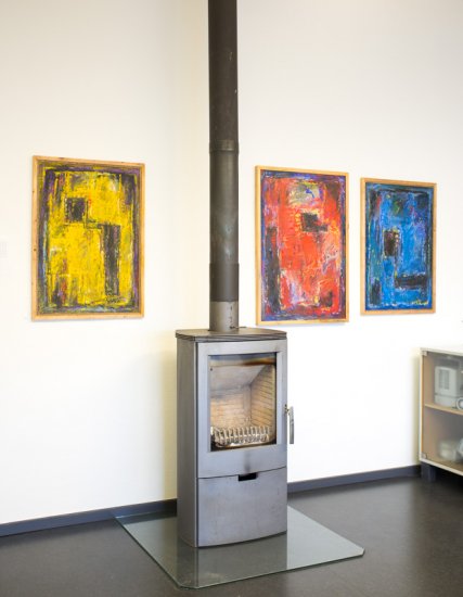 Installationsaufnahmen der Ausstellung Farbe und Raum mit Malereien von Heinz Wodzicka.
