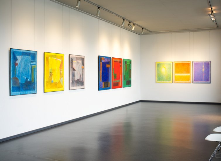 Installationsaufnahmen der Ausstellung Farbe und Raum mit Malereien von Heinz Wodzicka.