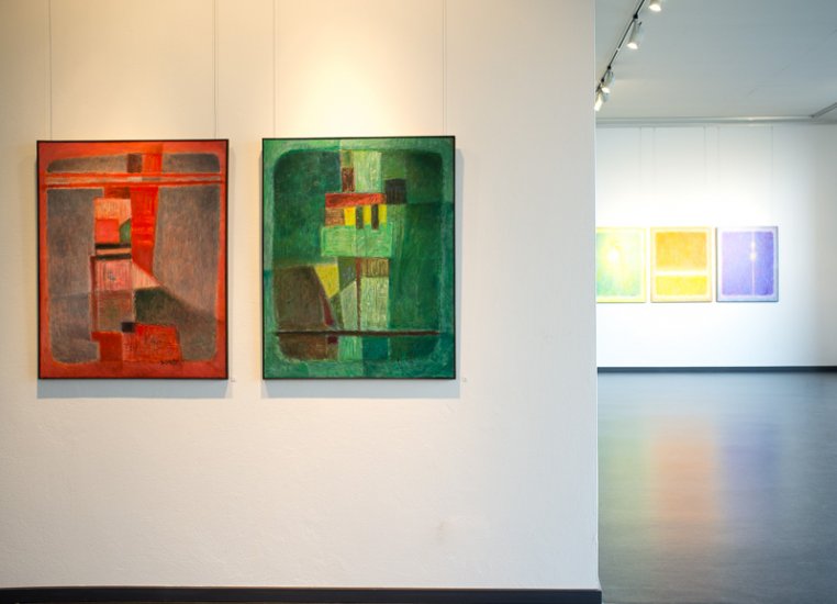Installationsaufnahmen der Ausstellung Farbe und Raum mit Malereien von Heinz Wodzicka.