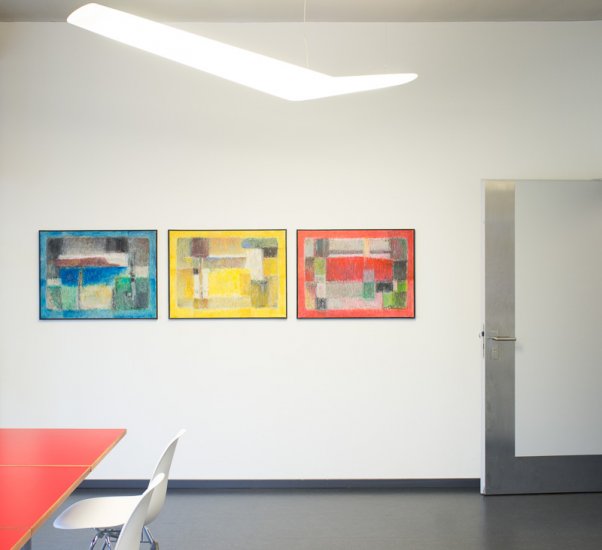 Installationsaufnahmen der Ausstellung Farbe und Raum mit Malereien von Heinz Wodzicka.
